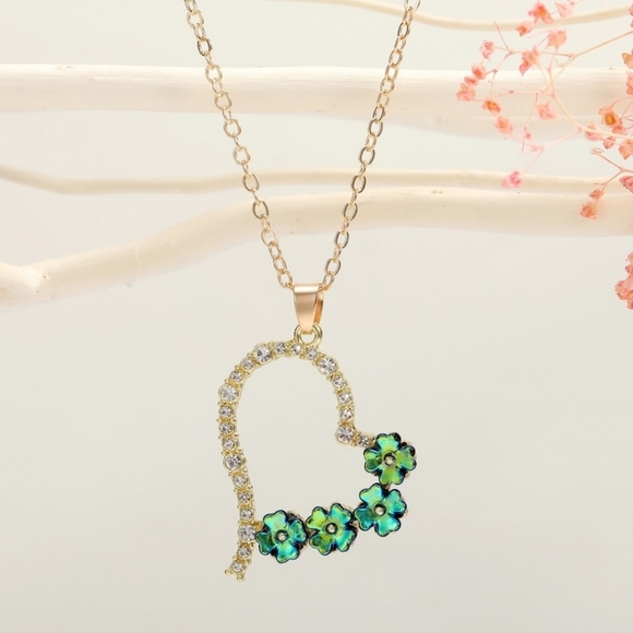 Heart and flower necklace - Picture 1 of 5